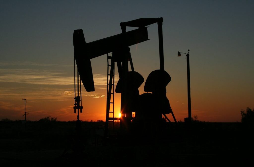 AIE: Producătorii de petrol ar putea fi nevoiţi să-şi reconsidere politicile de producţie în urma unei redresări a cererii în China
