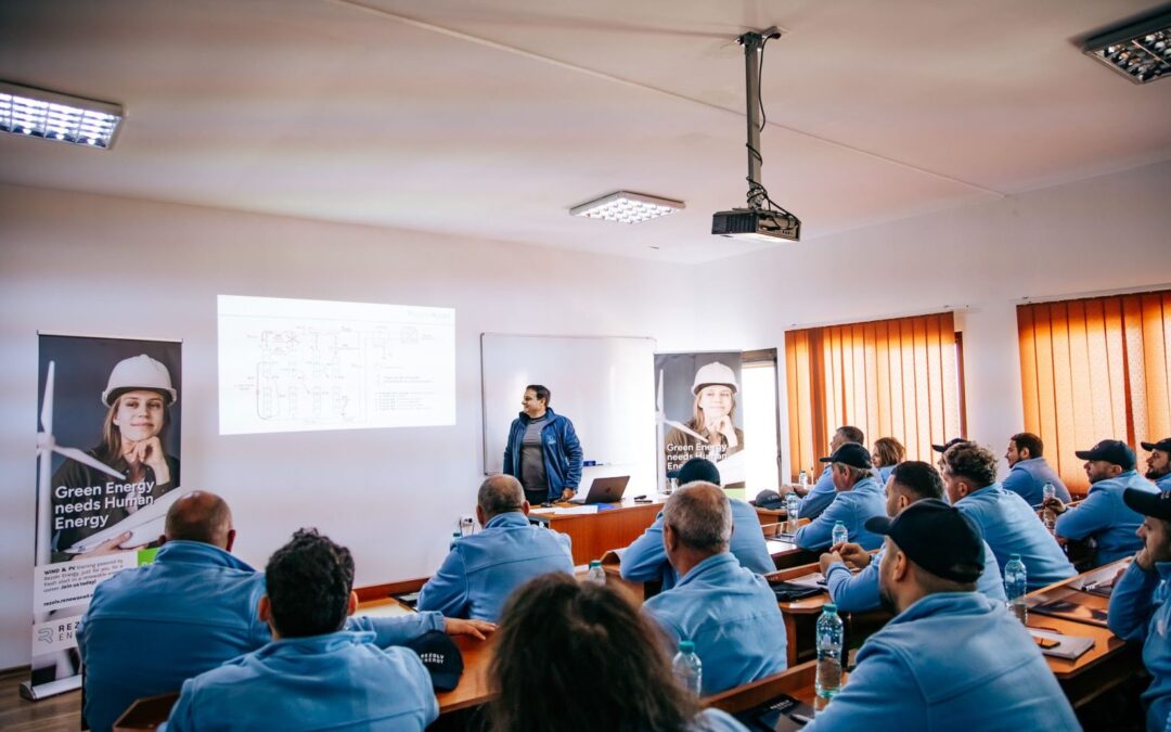 Rezolv Energy Skills Academy: Încă 100 de locuri  gratuite pentru formare în domeniul energiei regenerabile  | InvesTenergy