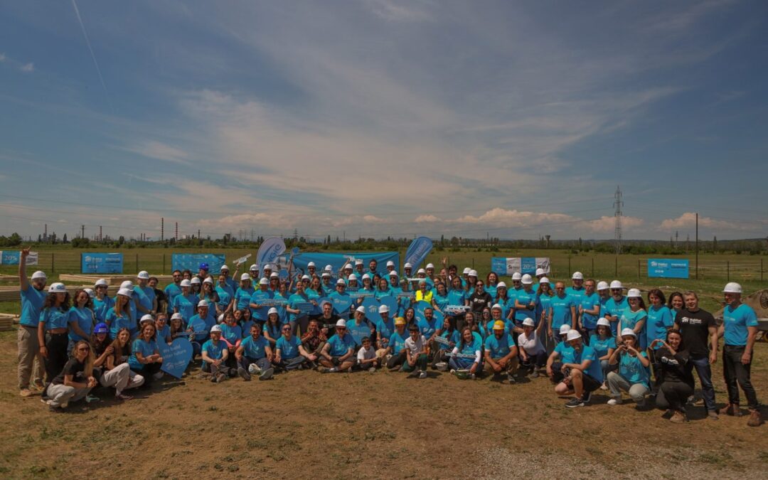 Schimbarea se face prin acțiune comună: 100 de lideri din companii au lucrat pe șantierul Habitat for Humanity la CEO Build. Au construit locuințe pentru familii aflate în nevoie |