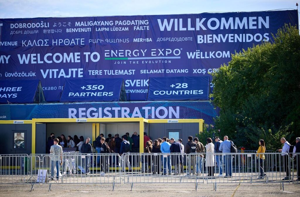 Peste 5000 de vizitatori au ajuns în prima zi de ENERGY EXPO 2026 | InvesTenergy