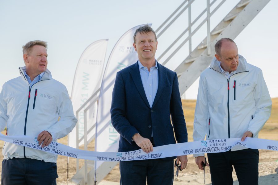 Alastair-Hammond-CEO-Rezolv-Energy-Giles-Portman-Ambasadorul-Marii-Britanii-in-Romania-Martin-Langham-COO-Rezolv-Ener-900×600
